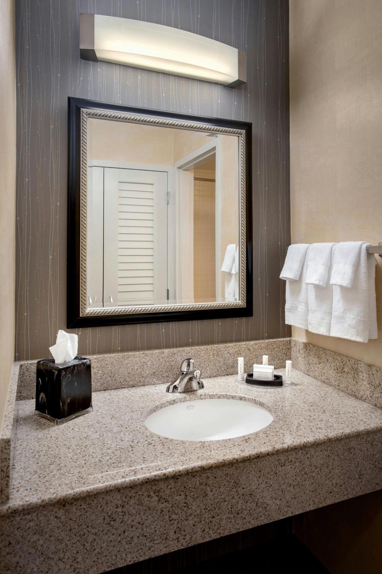 Courtyard By Marriott Hartford Windsor Airport Hotell Exteriör bild